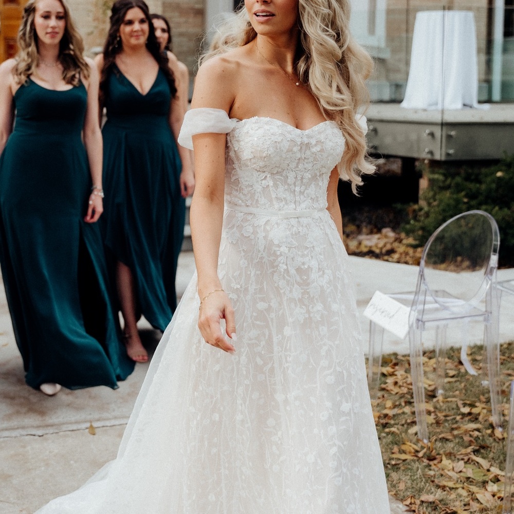 Wedding dress size 4 with detachable off shoulder sleeves and floral straps